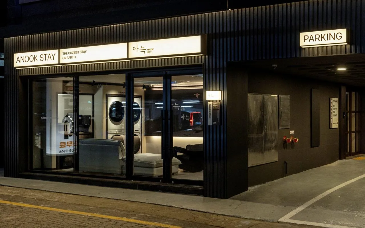다세대주택을 숙박시설로 용도변경한 대전 대흥 아늑스테이 야간 외관